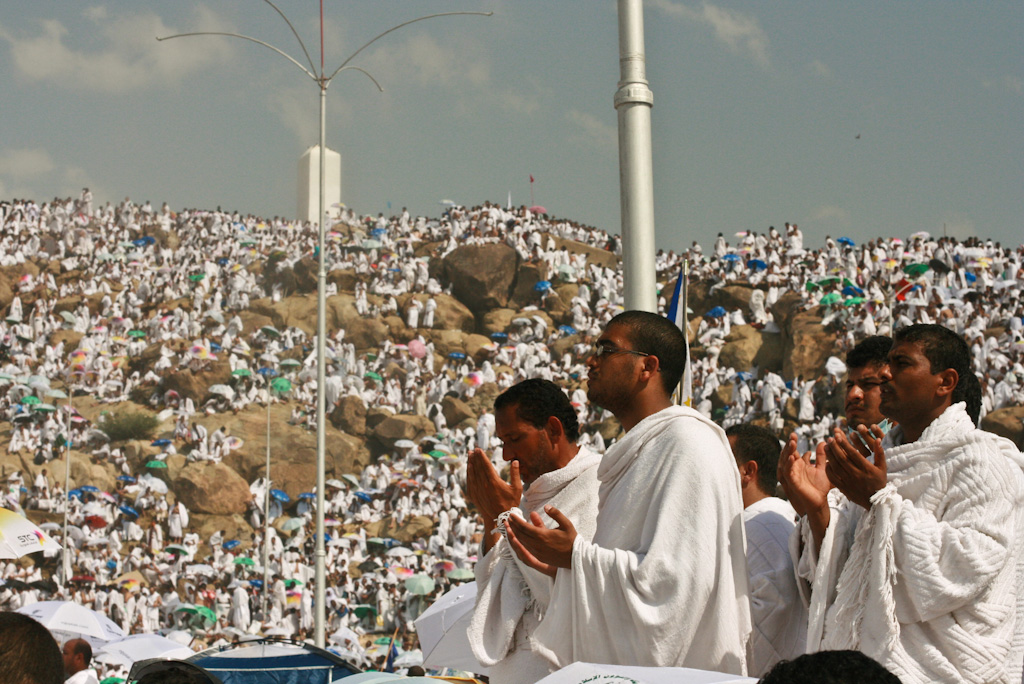 تحتوي هذه الصورة على سمة alt فارغة; اسم الملف هو Praying_at_Arafat_-_Flickr_-_Al_Jazeera_English.jpg